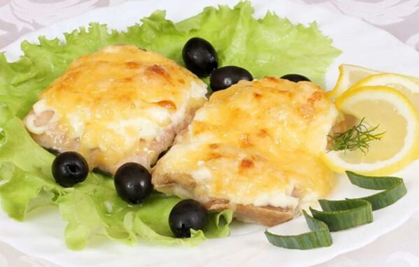 Pečena riba s sirom bo okusna in zdrava jed na jedilniku sredozemske prehrane. 