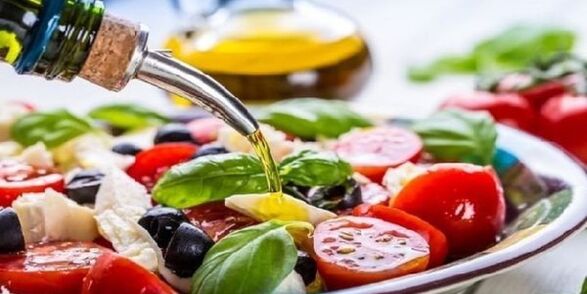 Pri pripravi jedi sredozemske prehrane obvezno uporabite olivno olje. 