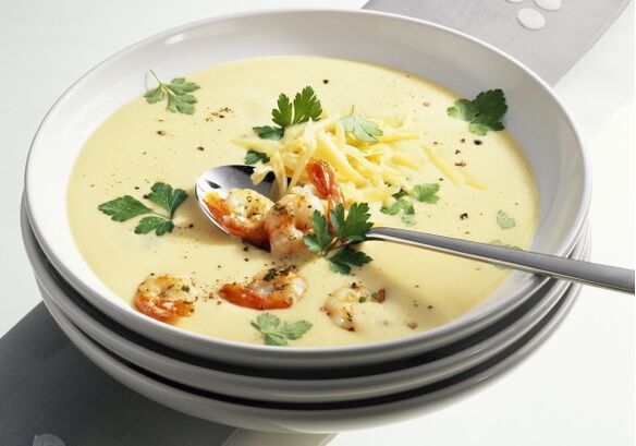 Sredozemsko dietno kosilo lahko vključuje smetano iz sira in juho z morskimi sadeži. 